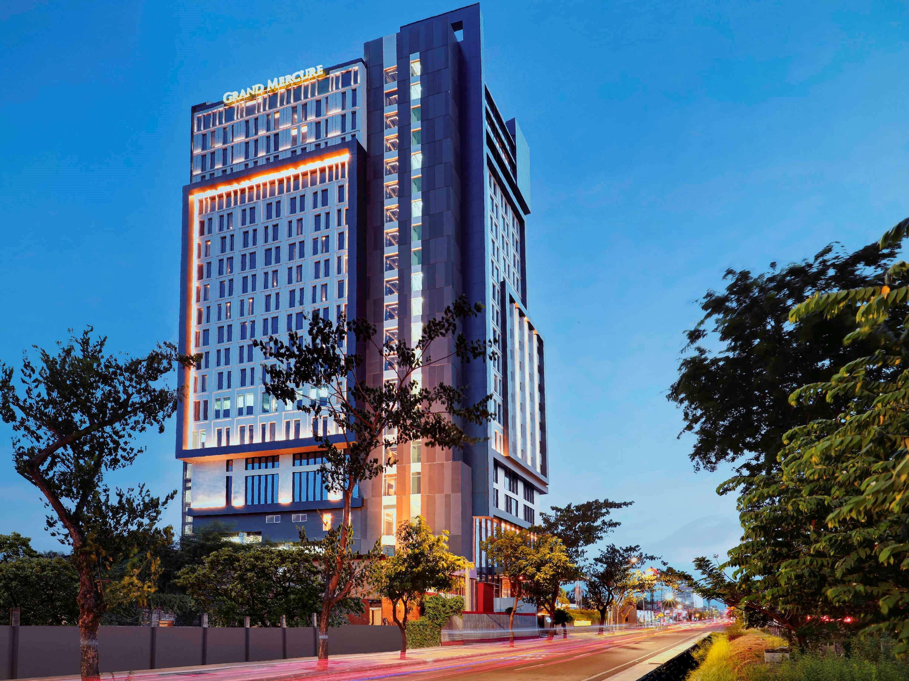 Movenpick Surabaya City Exterior foto